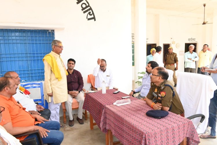 चित्रकूट-डीएम व एसपी ने किया अन्तर्राज्यीय बाॅर्डर चेक पोस्ट का निरीक्षण।