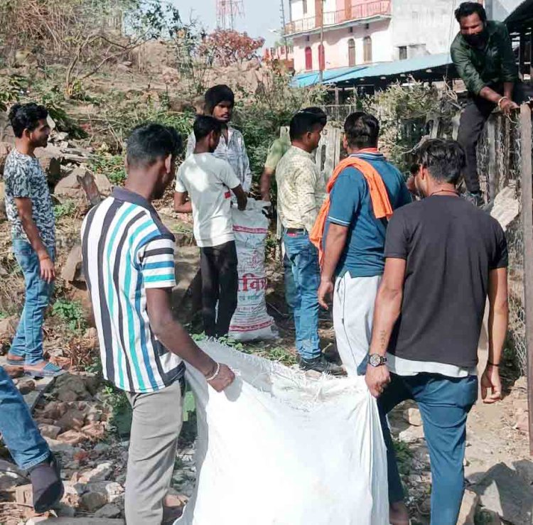 चित्रकूट-कामदगिरि स्वच्छता समिति ने परिक्रमा मार्ग पर चलाया स्वच्छता अभियान।