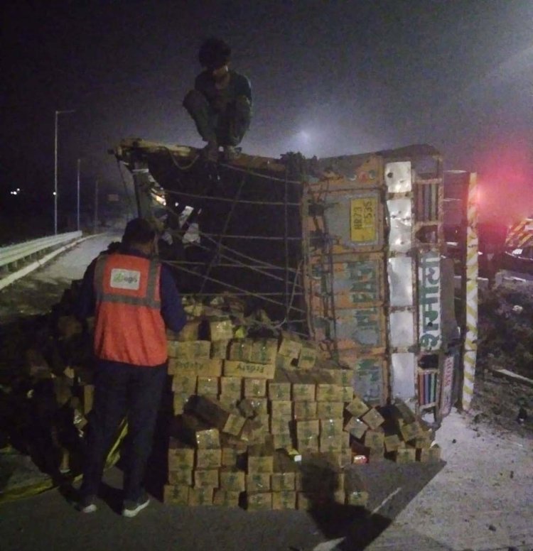 पेरिफेरल पर ट्रक पलटा, चालक घायल ,शीतल पेय की पेटियां एक्सप्रेस वे पर बिखरी