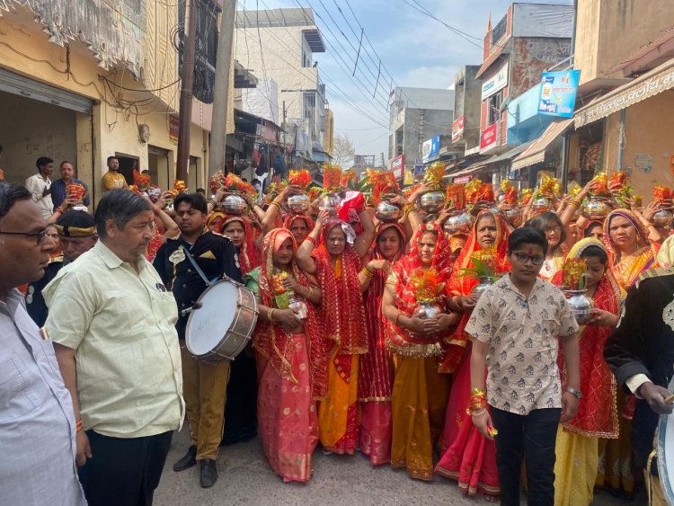 शतचंडी महायज्ञ से पूर्व कस्बे में निकाली गई कलश यात्रा, 9 दिन तक यज्ञ व प्रवचन