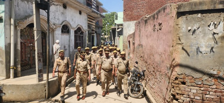 अर्द्ध सैनिक बल के जवानो के साथ स्थानीय पुलिस ने किया फ्लैग मार्च, निडर होकर मतदान का दिया संदेश