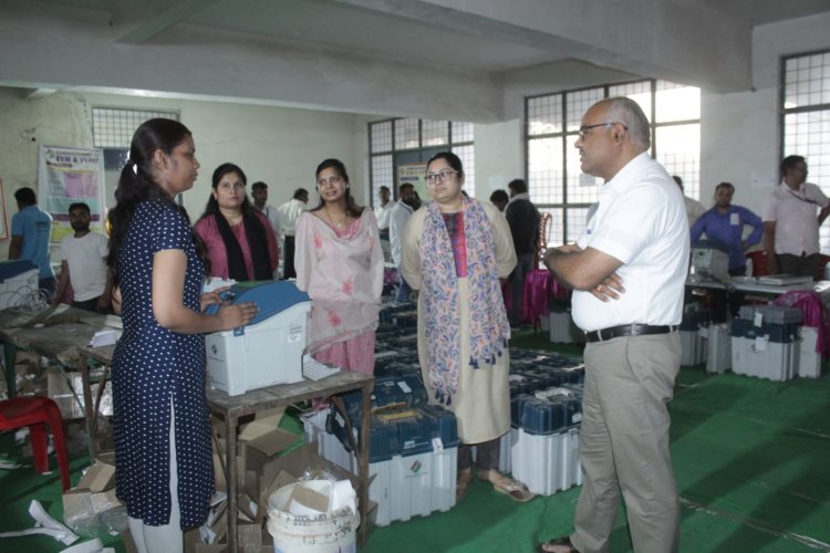 चुनावी तैयारियों का जिलाधिकारी ने किया निरीक्षण, कमीशनिंग हाल में मोबाइल लेकर प्रवेश रहेगा वर्जित