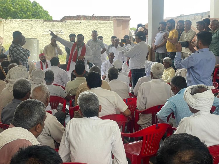 सपा- कांग्रेस के संयुक्त प्रत्याशी पं अमरपाल शर्मा के चुनावी अभियान में कार्यकर्ताओं ने झौंकी ताकत