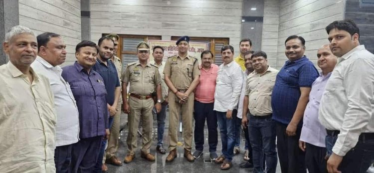 व्यापारियों के पूर्ण सहयोग , शांति व कानून व्यवस्था बनाए रखने मे सक्रिय पुलिस अधिकारी सम्मानित