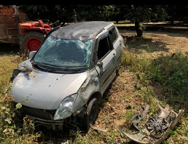 दूसरे वाहन को बचाने के चक्कर मे  पेड़ से टकराई कार, चालक घायल। 