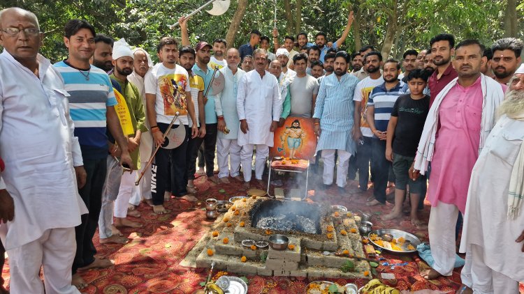 परशुराम जयंती के अवसर पर हवन पूजन कर भगवान परशुराम जी की तस्वीर पर माल्यार्पण किया गया