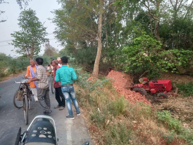 बंदर के कूदने से ट्रैक्टर ट्रॉली अनियंत्रित होकर खड्ड में जा घुसी ट्रैक्टर चालक व मजदूर घायल।