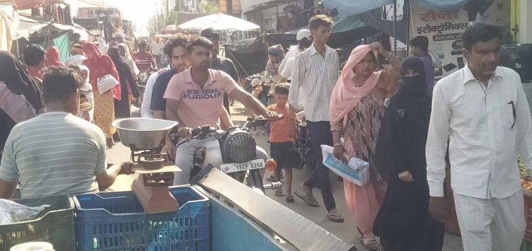 सिंभावली में मंगल बाजार के दिन nh9 के लिंक रोड पर लगती है,अवैध पैठ से राहगीरों निकलना दुकाश्वार