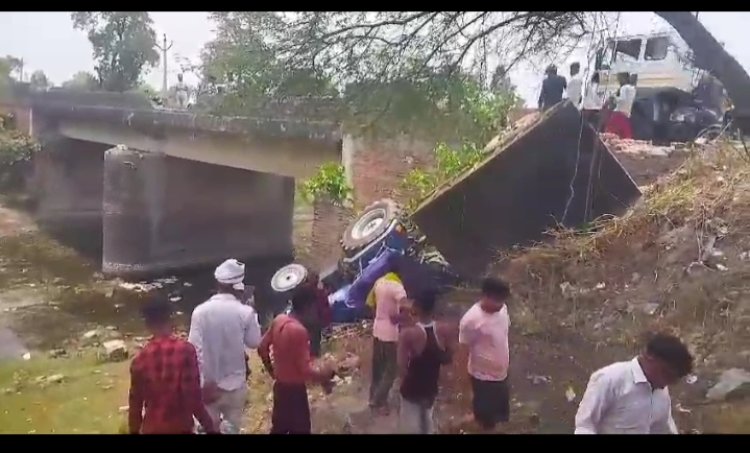 अनियंत्रित ट्रैक्टर ट्राली पुल की रेलिंग तोड़ते हुए नैया में जा गिरी ट्रैक्टर चालक घायल।