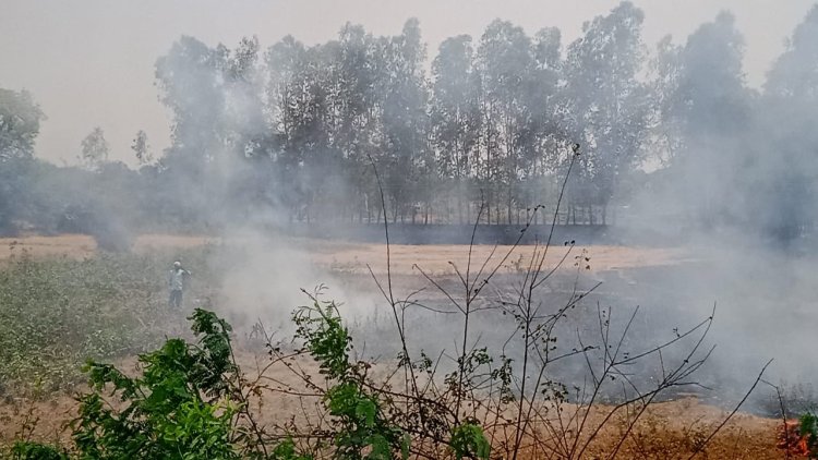 संदिग्ध परिस्थितियों में लगी आग दमकल की गाड़ी ने पाया आग पर काबू।