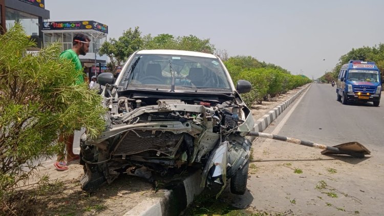 जल्दबाजी में कार डिवाइडर पार कर दूसरी कार से टकराई, दोनों कारे हुई क्षतिग्रस्त,