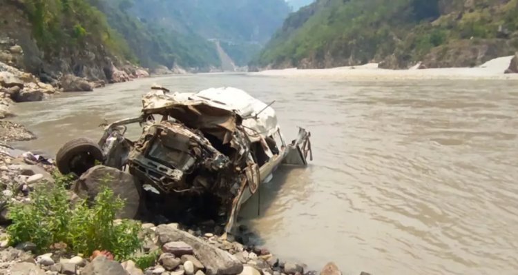 नोएडा के पर्यटकों का वाहन अलकनंदा नदी में गिरा; आठ लोगों की मौत