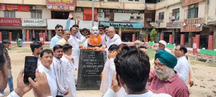 अटल भवन में डॉ० श्यामा प्रसाद मुखर्जी जी की पुण्यतिथि पर उनकी प्रतिमा में पुष्पांजलि अर्पित कर बलिदान दिवस मनाया 