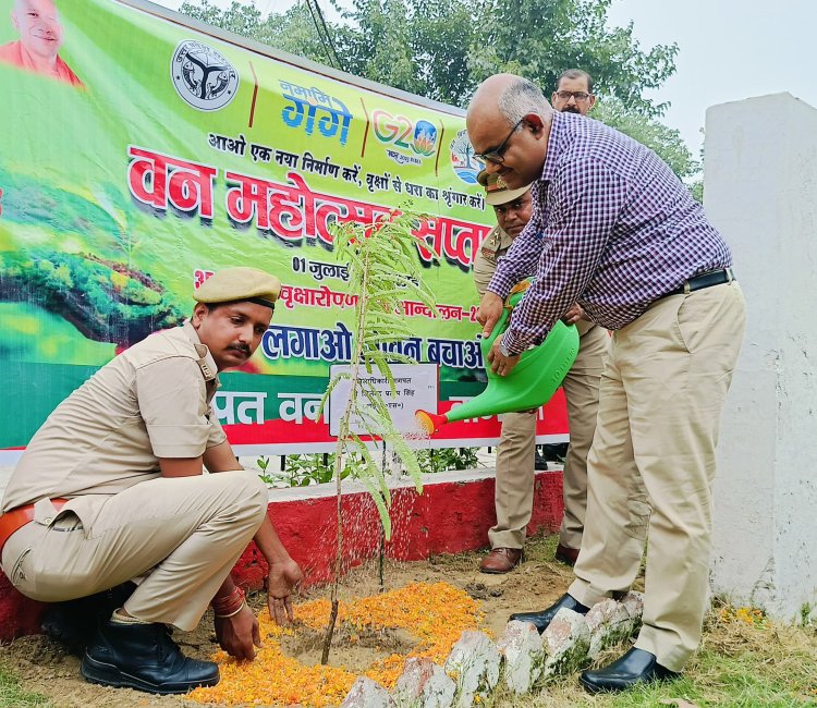 कलेक्ट्रेट परिसर में पौधरोपण कर जिलाधिकारी ने "वन महोत्सव" का किया शुभारंभ