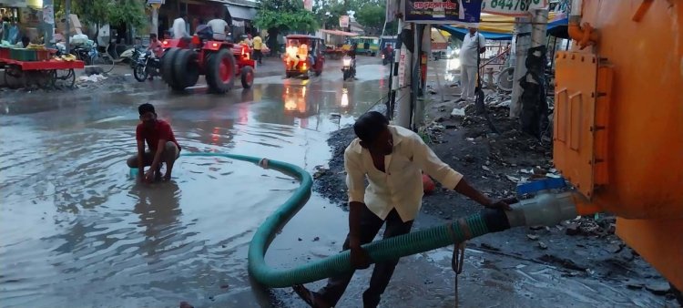 नगरपालिका कर्मियों के लिए चुनौती बना जलभराव ,पंप से निकाला गया जलमग्न सडक का पानी