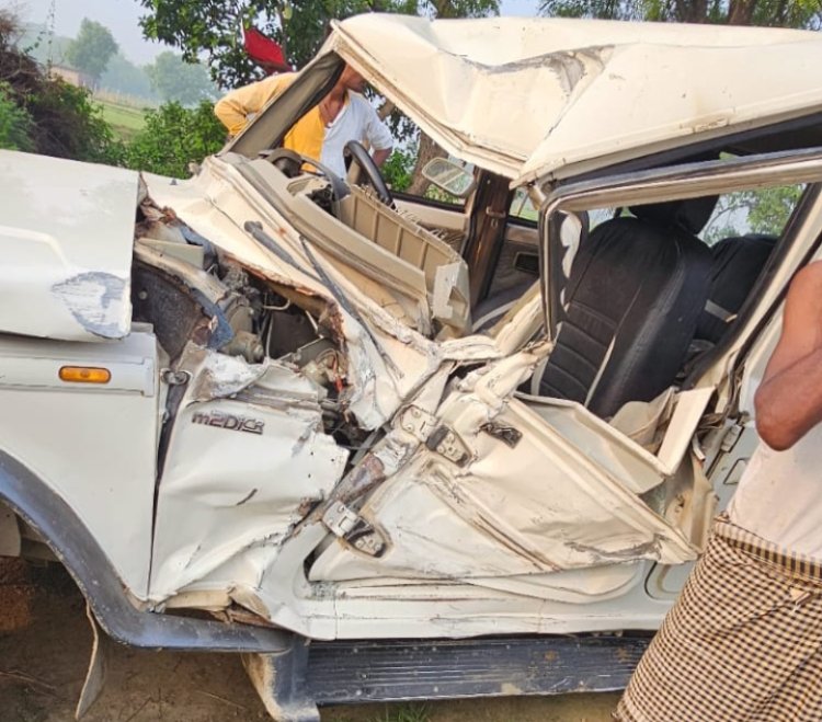 अनियंत्रित बोलेरो बिजली पोल से टकराई तीन घायल बोलेरो के उड़े परखच्चे।