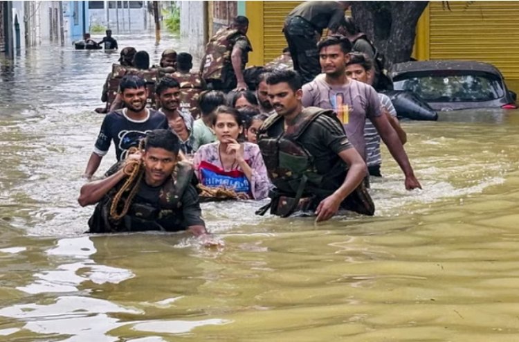 यूपी के 800 गांव घिरे, छह की मौत... हजारों लोगों का पलायन; हाइवे पर तीन फीट तक पानी