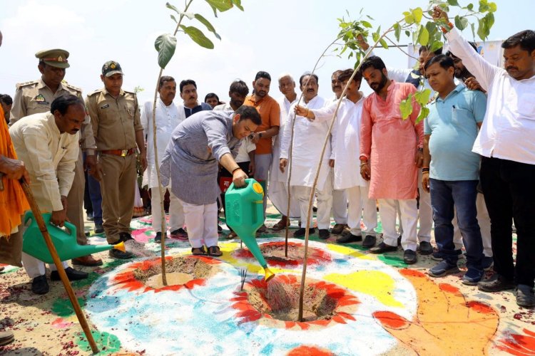 “एक पेड़ मां के नाम“ की थीम पर जनपदभर में मनाया गया वृक्षारोपण जन अभियान उत्सब