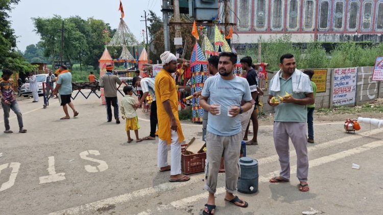 युवा एकता सेवा समिति के सदस्यों ने शिव भक्तों की सेवा की