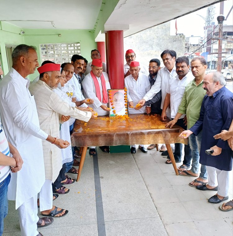 'छोटे लोहिया' स्वर्गीय जनेश्वर मिश्र जी की 92जयंती पर  समाजवादी पार्टी कार्यकर्ताओं ने उन्हें नमन करते हुए उनके आदर्शों सिद्धांतों पर चलने का संकल्प लिया।