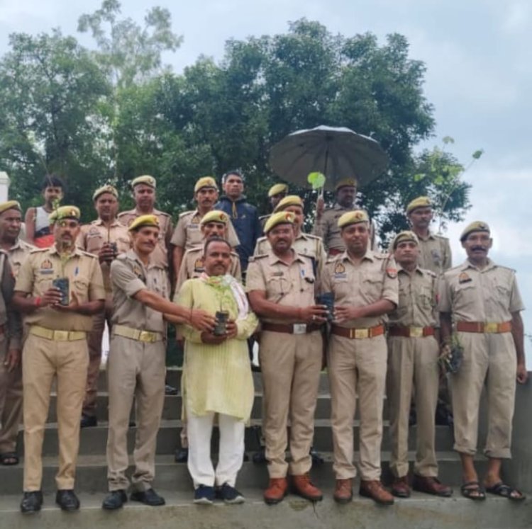 होमगार्ड जवानों के साथ प्रधान प्रतिनिधि नेअमृतसरोवर तालाब में किया वृक्षारोपण।