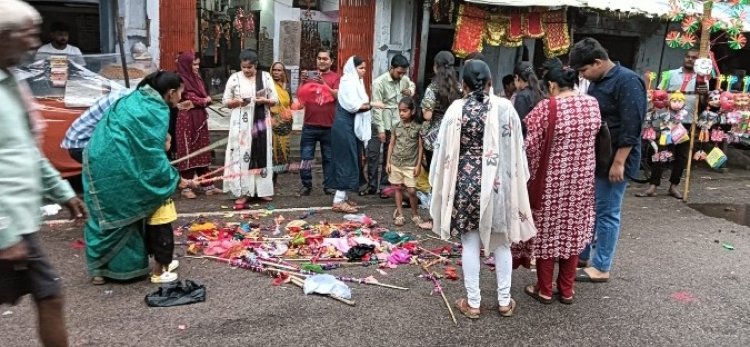 नाग पंचमी पर बहनों की बनाई कपड़े की गुड़िया को पीटकर मनाया त्योहार।