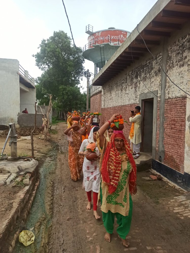 तेडा गांव में श्री राम कथा से पूर्व निकाली कलशयात्रा।