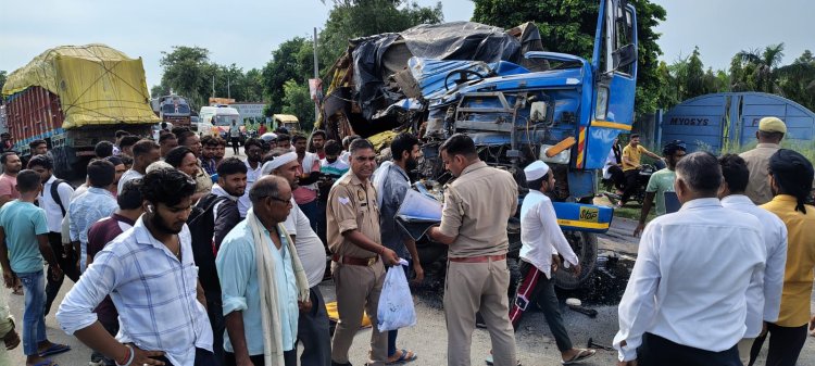 ट्रक व केंटर की टक्कर, एक की मौत, एक घायल