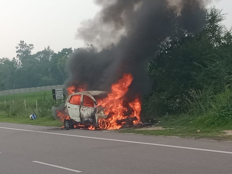 संदिग्ध परिस्थितियों में चलती कार में लगी आग तेज लपटों के साथ कार जलकर हुई राख।