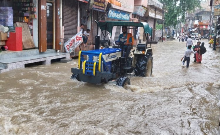 खेकड़ा में बारिश के पानी से सड़कें बनी नदी नाला, अनेक स्थानों पर सडक पर रबड की परत बही