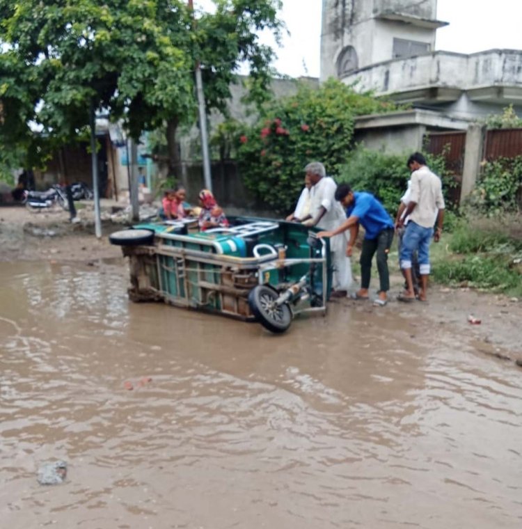 पाठशाला मार्ग के जलभराव में पलटी ई-रिक्शा, दो महिलाओं सहित पांच घायल