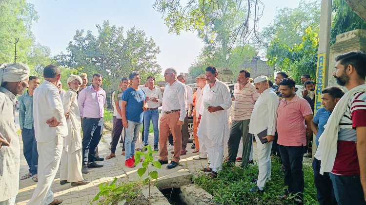 संचारी अभियान के तहत जिलाधिकारी द्वारा ग्राम ढिकौली की साफ सफाई का किया निरीक्षण ,गंदगी देख जिलाधिकारी नाराज