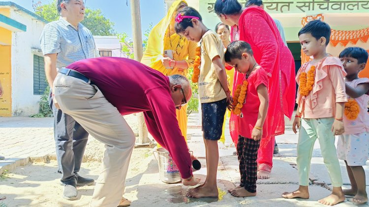 जिलाधिकारी द्वारा आंगनबाड़ी केंद्र पर जाकर कन्याओं के चरण प्रक्षालन से लेकर तिलक, चुनरी, प्रसाद और उपहार वितरित