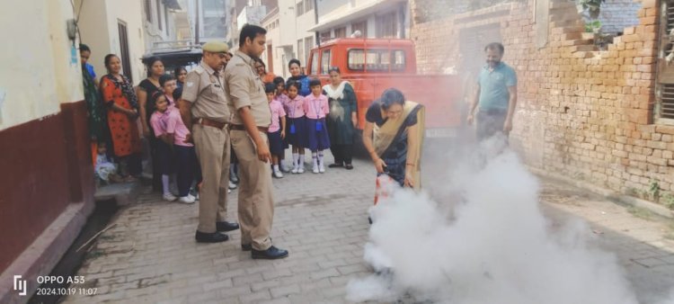 आग पर काबू पाने के लिए प्रयासों में न बरतें लापरवाही, करें फायर सिलेंडर का इस्तेमाल, दें सूचना: एपी सिंह