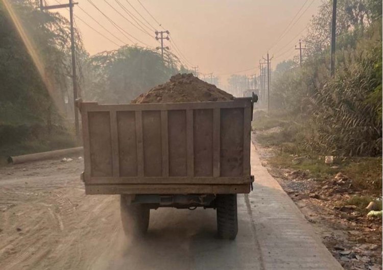 अवैध मिट्टी खनन से काठा रोड पर उड रही है धूल, तेज भागते ट्रेक्टर ट्रोलों का बना हुआ है आतंक