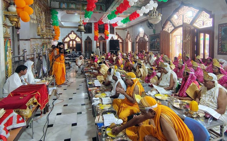 अष्टाह्निका पर्व पर महामंडल विधान में जुटे धर्मावलम्बी ,घट यात्रा से शुरू हुआ आठ दिवसीय कार्यक्रम