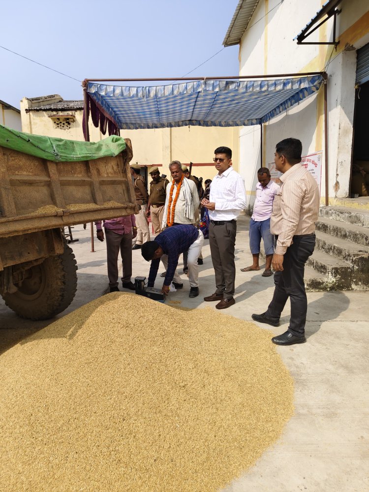 जिलाधिकारी शिवशरणप्पा जीएन ने किया धान क्रय केंद्र का निरीक्षण, किसानों की समस्याओं को सुना।