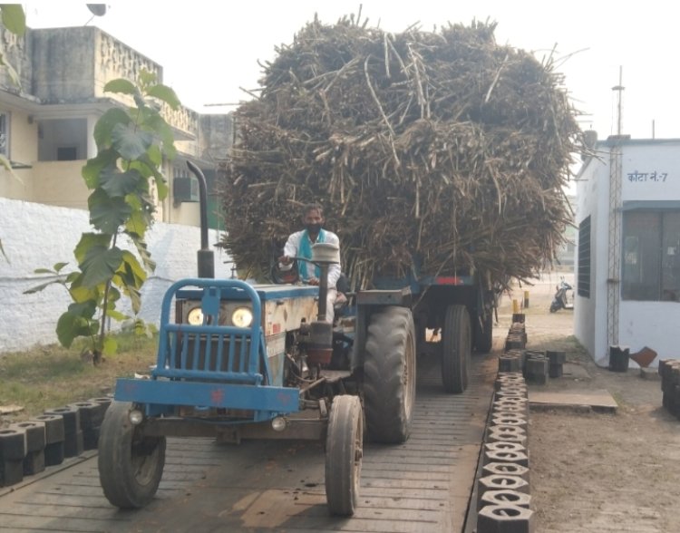 सड़क पर मौत के यमराज बनकर दौड़ रहे गन्ने से भरे अवैध ओवरलोड ट्रॉले व ट्रकों  