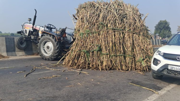 बिना नंबर प्लेट के रेत के ट्रक ने किसान की ट्रैक्टर ट्राली में मारी टक्कर