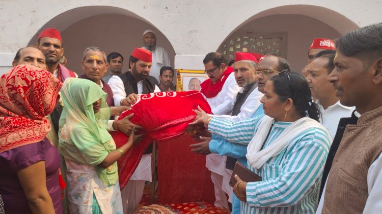 सपा संस्थापक मुलायम सिंह यादव की जयंती पर सपाइयों द्वारा भावपूर्ण स्मरण, विचार गोष्ठी, फल व कंबल वितरण