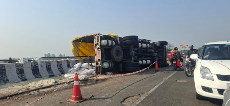 सामने से आ रहे वाहन को बचाने में चीनी से भरा ट्रक पलटा ,चालक व परिचालक घायल, चीनी के बोरे बिखरे