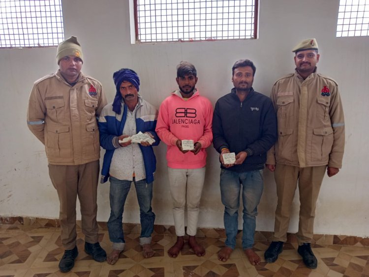 पुलिस ने अवैध हथियार और कारतूस के साथ तीन अभियुक्तों को किया गिरफ्तार।