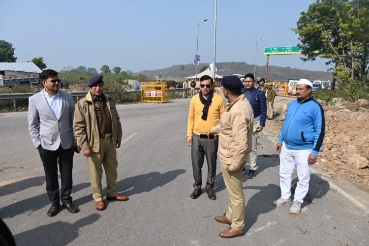 भरतकूप और देवांगना बैरियर का मंडलायुक्त ने किया निरीक्षण, रामघाट पर जरूरतमंदों को बांटे कंबल।