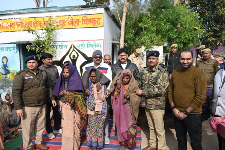 मानिकपुर में गरीबों को कंबल और गर्म कपड़े वितरित कर ठंड से राहत देने की पहल।