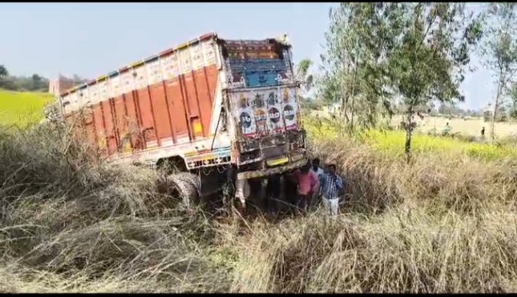 तेज रफ्तार ट्रक ने ईरिक्शा मे मारा टक्कर अनियंत्रित होकर सड़क किनारे खड्ड में कूदा आधा दर्जन घायल।