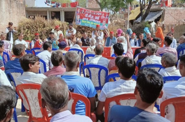 सपा विधायक श्याम सुंदर भारती ने अपनी विधानसभा के ओई गांव में पीडीए की बैठक कर घर-घर जाकर लोगों से किया संवाद। 