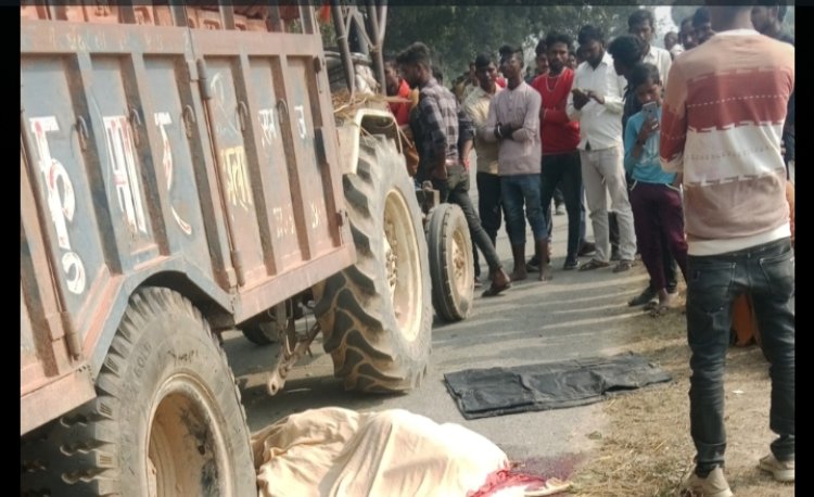 ईटों से लदी ट्रैक्टर ट्राली की टक्कर से मोटरसाइकिल सवार महिला की हुई मौत पुत्र घायल।