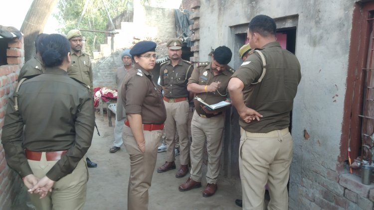 ईट से कुचलकर महिला ने की अपने पति की हत्या पुलिस फॉरेंसिक टीम के साथ पुलिस मौके पर 