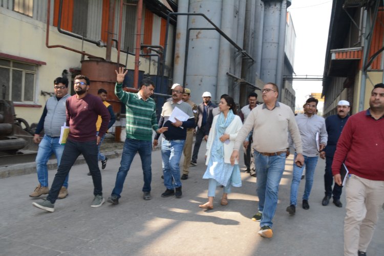 जिलाधिकारी ने रमाला सहकारी चीनी मिल्स का किया निरीक्षण, चीनी भंडारण से लेकर कंट्रोल रूम का लिया जायजा