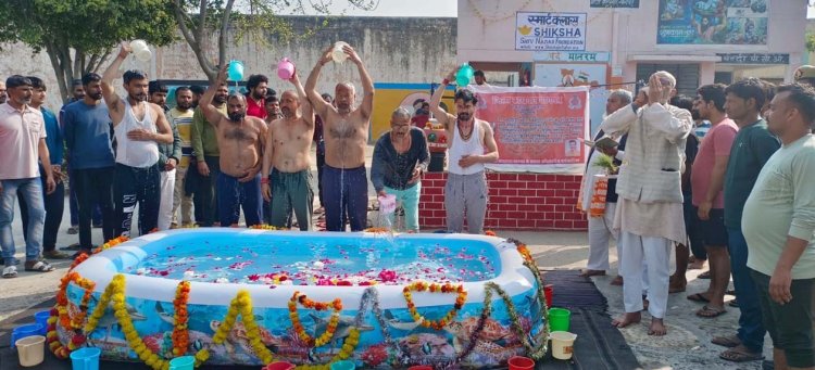 बागपत जिला कारागार में महाकुम्भ के संगम जल से बंदियों का स्नान , गूंजे धार्मिक जयघोष